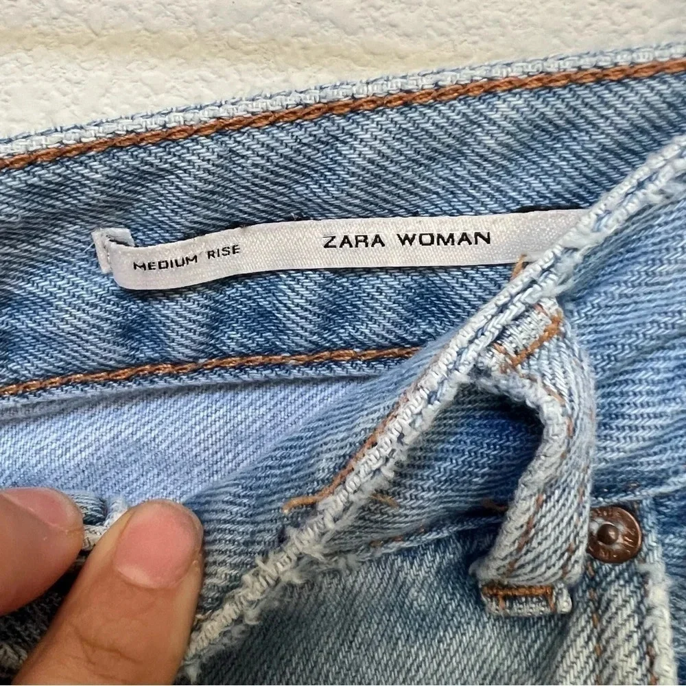 Zara Médium Rise Distressed‎ Jeans Light Wash Size 10